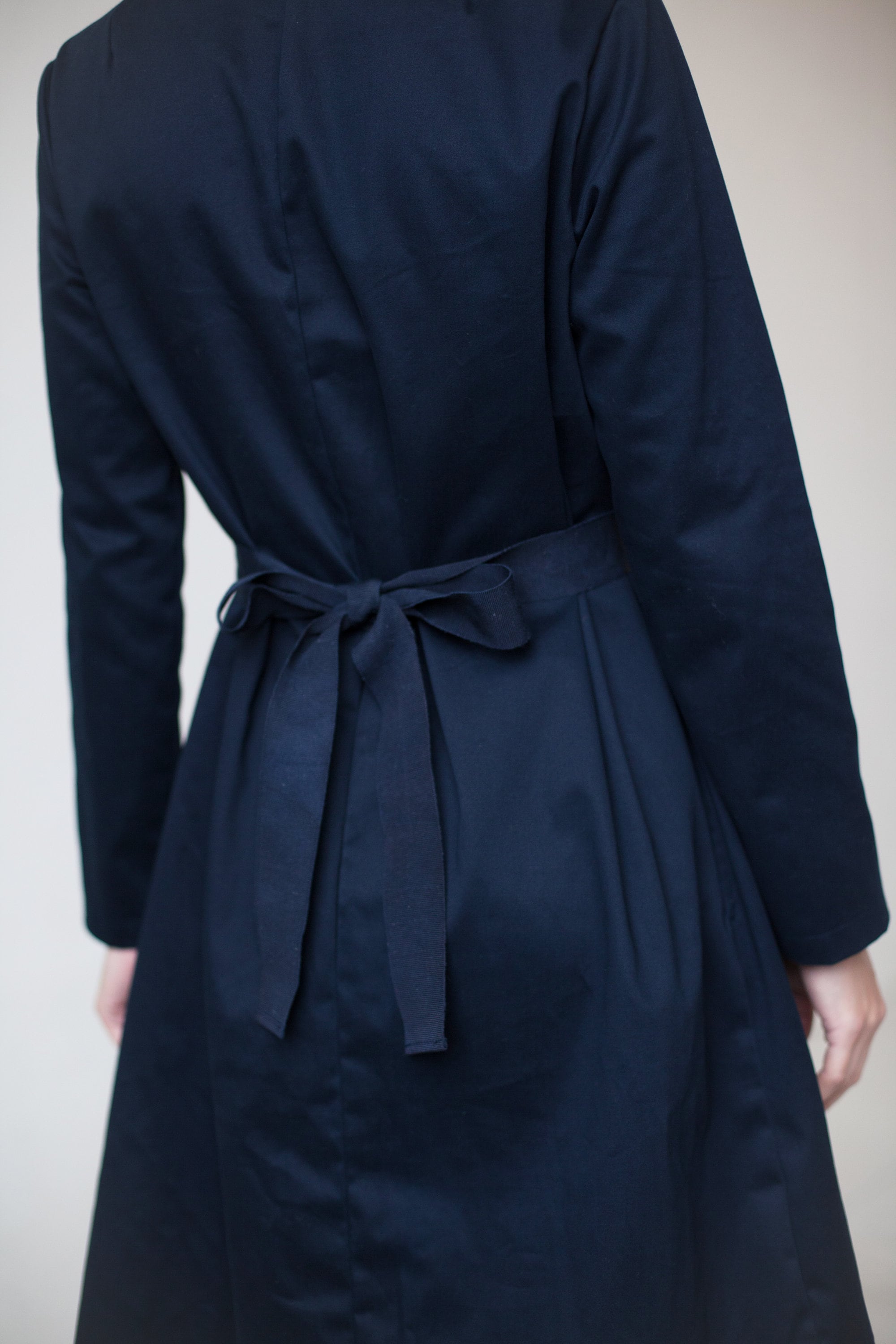 LOLITA — Robe en maille Punto Milano italienne à nœud dans le dos
